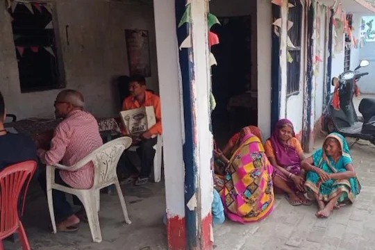 After making a video call for the girlfriend's to remove her anger, he put a noose around his neck, suddenly the mobile fell out of his hand and ... | प्रेयसीची मनधरणीसाठी व्हिडीओ कॉल करून गळ्यात घातला फास, अचानक हातातून मोबाईल पडला आणि... After making a video call for the girlfriend's to remove her anger, he put a noose around his neck, suddenly the mobile fell out of his hand and ... | प्रेयसीची मनधरणीसाठी व्हिडीओ कॉल करून गळ्यात घातला फास, अचानक हातातून मोबाईल पडला आणि...