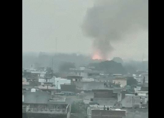 pakistan massive explosion heard in sialkot cantonment area army ammunition dump on fire | Video - पाकिस्तानच्या सियालकोटमध्ये लष्करी तळावर भीषण स्फोट; आगीचे लोट अन् धुराचं साम्राज्य