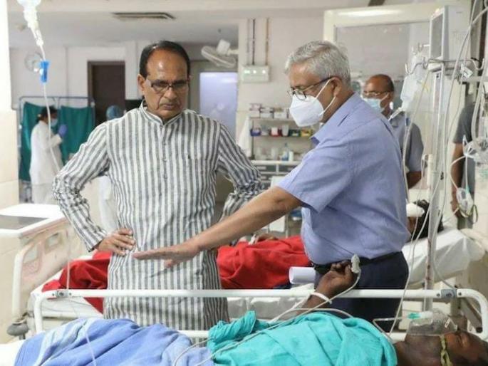 one killed bloody clashes between communities administration runs bulldozers houses accused madhya pradesh | रक्तरंजित थरार! दोन समाजात मोठा संघर्ष, एकाचा मृत्यू; आरोपींच्या घरावर प्रशासनाचा बुलडोझर one killed bloody clashes between communities administration runs bulldozers houses accused madhya pradesh | रक्तरंजित थरार! दोन समाजात मोठा संघर्ष, एकाचा मृत्यू; आरोपींच्या घरावर प्रशासनाचा बुलडोझर