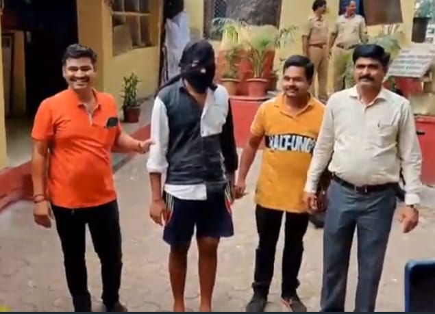 Murder for not paying for alcohol; Two charged, one arrested | दारूसाठी पैसे न दिल्याने हत्या; दोघांवर गुन्हा दाखल, एकाला अटक Murder for not paying for alcohol; Two charged, one arrested | दारूसाठी पैसे न दिल्याने हत्या; दोघांवर गुन्हा दाखल, एकाला अटक