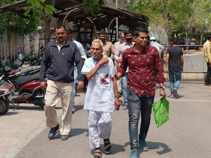 Panic situation! A woman lawyer was stabbed in the court premises | खळबळजनक! न्यायालय परिसरातच महिला वकिलावर चाकूहल्ला Panic situation! A woman lawyer was stabbed in the court premises | खळबळजनक! न्यायालय परिसरातच महिला वकिलावर चाकूहल्ला