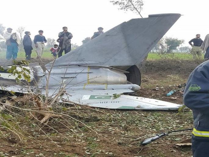 Pakistan Air Force plane crashes in a residential area of Peshawar, killing two pilots | पाकिस्तानमध्ये मोठा विमान अपघात, पेशावरमधील रहिवासी भागात कोसळले हवाई दलाचे विमान, दोन वैमानिकांचा मृत्यू Pakistan Air Force plane crashes in a residential area of Peshawar, killing two pilots | पाकिस्तानमध्ये मोठा विमान अपघात, पेशावरमधील रहिवासी भागात कोसळले हवाई दलाचे विमान, दोन वैमानिकांचा मृत्यू