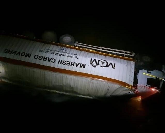 Terrible accident at Kharepatan in Sindhudurg; The container fell directly into the river from the bridge, killing both | सिंधुदुर्गातील खारेपाटणमध्ये भीषण अपघात; पुलावरून कंटेनर थेट नदीत कोसळला, दोघांचा मृत्यू Terrible accident at Kharepatan in Sindhudurg; The container fell directly into the river from the bridge, killing both | सिंधुदुर्गातील खारेपाटणमध्ये भीषण अपघात; पुलावरून कंटेनर थेट नदीत कोसळला, दोघांचा मृत्यू