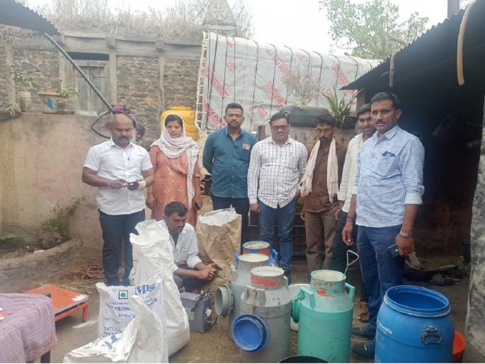 milk made from chemicals to dairy; 160 liters of adulterated milk seized in Beed | ना गाई,ना म्हशी तरी शेकडो लिटर दूध डेअरीला; बीडमध्ये केमिकलपासून बनविलेले भेसळयुक्त दुध milk made from chemicals to dairy; 160 liters of adulterated milk seized in Beed | ना गाई,ना म्हशी तरी शेकडो लिटर दूध डेअरीला; बीडमध्ये केमिकलपासून बनविलेले भेसळयुक्त दुध