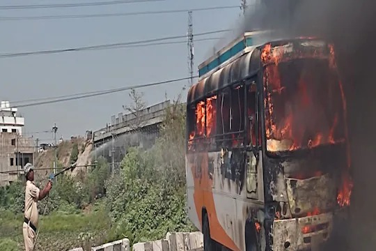 Accident: A big accident, the bus caught fire by sticking to a high pressure power line | Accident: बिहारमधील हाजीपूरमध्ये मोठी दुर्घटना, उच्च दाबाच्या विद्युत वाहिनीला चिकटून बस पेटली