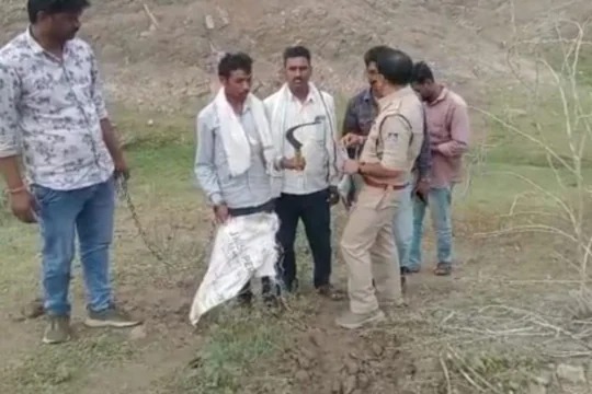 Leaving both wives behind after marriage, brother in law feel doubt on brother's wife; Then took life | लग्नांनंतर दोन्ही बायका गेल्या सोडून, दिराला वहिनीवर आला संशय; नंतर घेतला जीव Leaving both wives behind after marriage, brother in law feel doubt on brother's wife; Then took life | लग्नांनंतर दोन्ही बायका गेल्या सोडून, दिराला वहिनीवर आला संशय; नंतर घेतला जीव