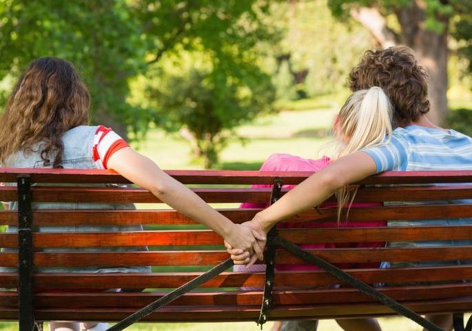 Man Affair With Five Womans: His affair started with five people at the same time | एकाच वेळी पाच जणींसोबत सुरू होतं त्याचं अफेअर, असं फुटलं बिंग आणि झाली अशी अवस्था Man Affair With Five Womans: His affair started with five people at the same time | एकाच वेळी पाच जणींसोबत सुरू होतं त्याचं अफेअर, असं फुटलं बिंग आणि झाली अशी अवस्था