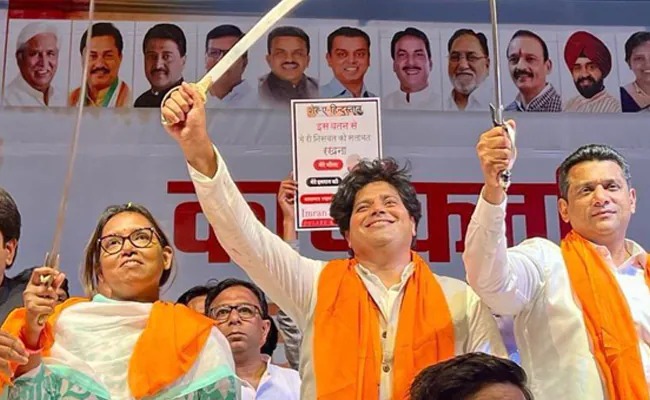 Swordsmanship is expensive; Crimes against Aslam Shaikh, Varsha Gaikwad and Imran Pratapgadhi | तलवार उगारणं पडलं महागात; अस्लम शेख, वर्षा गायकवाड आणि इम्रान प्रतापगढीवर गुन्हा Swordsmanship is expensive; Crimes against Aslam Shaikh, Varsha Gaikwad and Imran Pratapgadhi | तलवार उगारणं पडलं महागात; अस्लम शेख, वर्षा गायकवाड आणि इम्रान प्रतापगढीवर गुन्हा
