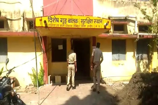 Child inmates who escaped by breaking the gate of juvenile detention center have not been identified yet, the condition of the security guards is critical. | पाणी नसल्याच्या बहाण्याने बाल सुधारगृहाचे गेट तोडून पळून गेलेल्या बालकैद्यांचा अद्याप सुगावा नाही Child inmates who escaped by breaking the gate of juvenile detention center have not been identified yet, the condition of the security guards is critical. | पाणी नसल्याच्या बहाण्याने बाल सुधारगृहाचे गेट तोडून पळून गेलेल्या बालकैद्यांचा अद्याप सुगावा नाही