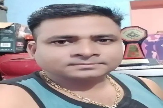 Husband commits suicide while talking on video call, wife burns | व्हिडिओ कॉलवर बोलताना पतीने अचानक केली आत्महत्या, पत्नीने घेतले जाळून Husband commits suicide while talking on video call, wife burns | व्हिडिओ कॉलवर बोलताना पतीने अचानक केली आत्महत्या, पत्नीने घेतले जाळून