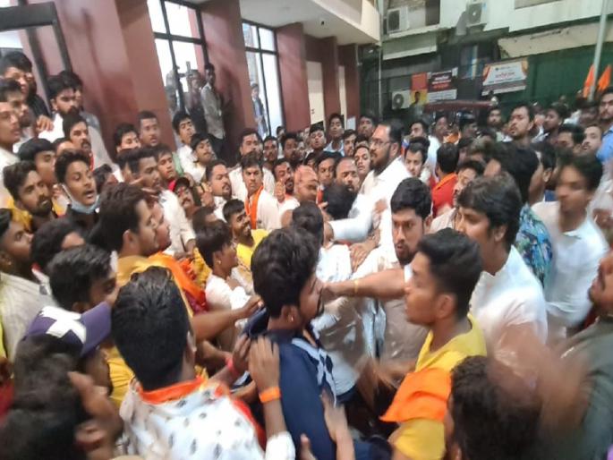 Why was there an argument among the yuva sena activists ? As soon as Varun Sardesai left, old and new office bearers came face to face | युवासैनिकांत का झाला वाद? वरुण सरदेसाई जाताच जुने आणि नवे पदाधिकारी आमने-सामने Why was there an argument among the yuva sena activists ? As soon as Varun Sardesai left, old and new office bearers came face to face | युवासैनिकांत का झाला वाद? वरुण सरदेसाई जाताच जुने आणि नवे पदाधिकारी आमने-सामने