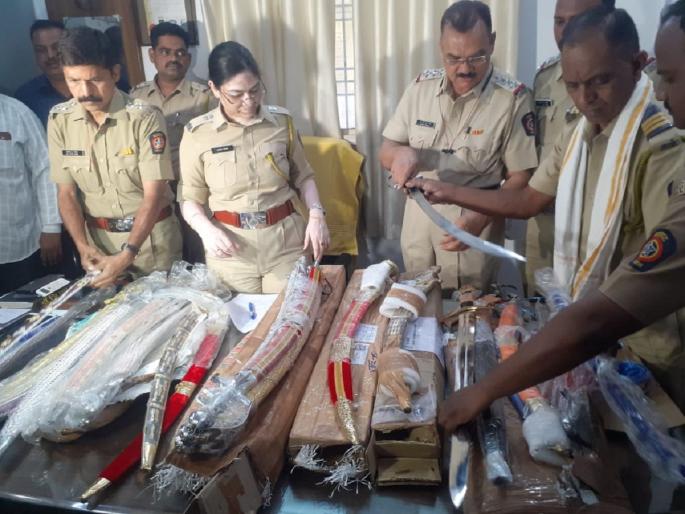 Shocking! 37 swords arrives on 7 persons address in Aurangabad; Police raid on courier office | औरंगाबादमध्ये ७ जणांच्या पत्त्यावर आल्या ३७ तलवारी; कुरियर कार्यालयावर पोलिसांचा छापा