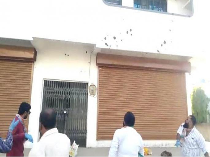 Dung thrown at BJP MLA Babanrao Lonikar's bungalow | भाजप आमदार बबनराव लोणीकर यांच्या बंगल्यावर फेकले शेण Dung thrown at BJP MLA Babanrao Lonikar's bungalow | भाजप आमदार बबनराव लोणीकर यांच्या बंगल्यावर फेकले शेण
