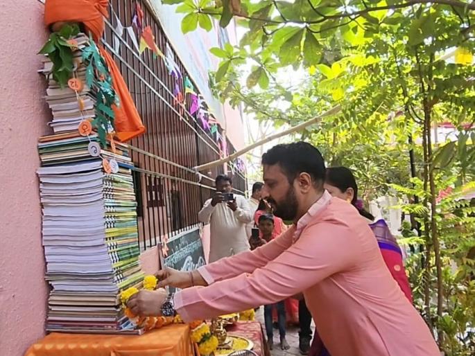Gudipadva of KDMC, increase school enrollment; Gudi of raised books | केडीएमसीचा गुढीपाडवा, शाळा प्रवेश वाढवा; उभारली पुस्तकांची गुढी Gudipadva of KDMC, increase school enrollment; Gudi of raised books | केडीएमसीचा गुढीपाडवा, शाळा प्रवेश वाढवा; उभारली पुस्तकांची गुढी