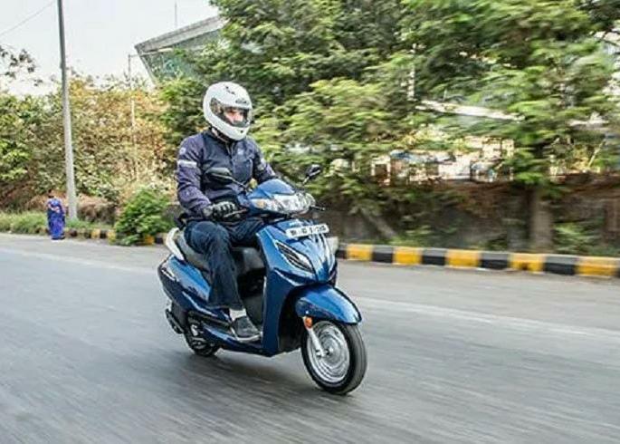 Crime News In Nashik, a thief stole a new two-wheeler | चोराचा कारनामा! पेट्रोलची रिकामी बाटली घेऊन आला अन् नवीकोरी दुचाकी घेऊन पळाला Crime News In Nashik, a thief stole a new two-wheeler | चोराचा कारनामा! पेट्रोलची रिकामी बाटली घेऊन आला अन् नवीकोरी दुचाकी घेऊन पळाला