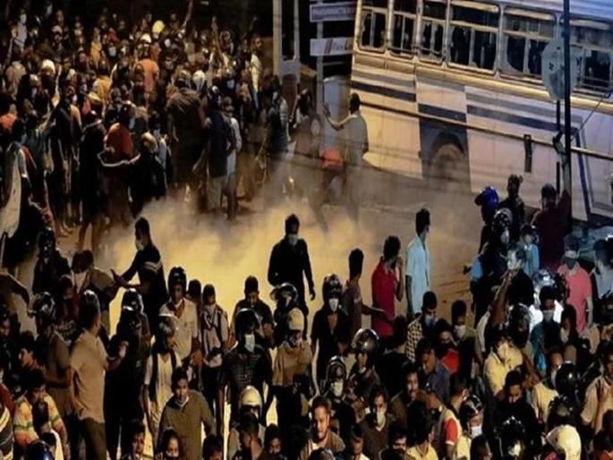 ban on social media in Sri Lanka, arrests hundreds of protesters | Sri Lanka crisis: श्रीलंकेत आता साेशल मीडियावर बंदी, निदर्शने राेखण्यासाठी उचलले पाऊल, शेकडाे आंदाेलकांना अटक ban on social media in Sri Lanka, arrests hundreds of protesters | Sri Lanka crisis: श्रीलंकेत आता साेशल मीडियावर बंदी, निदर्शने राेखण्यासाठी उचलले पाऊल, शेकडाे आंदाेलकांना अटक