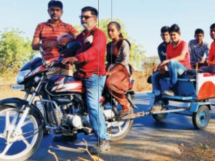 Trolley attached to motorcycle, teachers take children to school ... | मोटारसायकलला जोडली ट्रॉली, शिक्षक मुलांना शाळेत नेतात... Trolley attached to motorcycle, teachers take children to school ... | मोटारसायकलला जोडली ट्रॉली, शिक्षक मुलांना शाळेत नेतात...