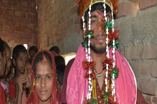 The young man who came to meet his girlfriend secretly was caught by his family and ... | प्रेयसीला गुपचूप भेटायला आलेल्या तरुणाला घरच्यांनी पकडले अन्...