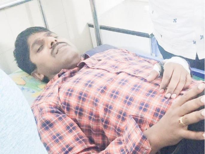 Thrilling! Chutney was thrown in the eyes of the police in the investigation team, PSI was banned and beaten | थरारक! तपास पथकातील पोलिसांच्या डोळ्यात चटणी फेकली, PSI ला बंदी बनवत केली मारहाण Thrilling! Chutney was thrown in the eyes of the police in the investigation team, PSI was banned and beaten | थरारक! तपास पथकातील पोलिसांच्या डोळ्यात चटणी फेकली, PSI ला बंदी बनवत केली मारहाण