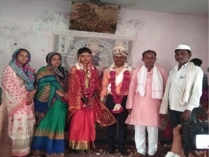 groom went to the tourist spot to get a ticket, here the bride fled with jewelery | फसवणुकीचा फंडा ! पर्यटनस्थळी नवरदेव तिकीट काढण्यास गेला, इकडे नववधू दागिने घेऊन फरार groom went to the tourist spot to get a ticket, here the bride fled with jewelery | फसवणुकीचा फंडा ! पर्यटनस्थळी नवरदेव तिकीट काढण्यास गेला, इकडे नववधू दागिने घेऊन फरार