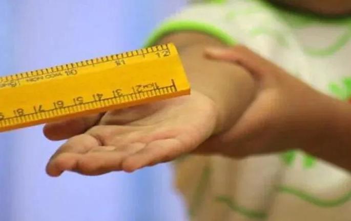 The teacher did a horrible thing with the student who was going to school wearing Tilak | टिळा लावून शाळेत जाणाऱ्या विद्यार्थिनीसोबत शिक्षकानं केलं भयानक कृत्य The teacher did a horrible thing with the student who was going to school wearing Tilak | टिळा लावून शाळेत जाणाऱ्या विद्यार्थिनीसोबत शिक्षकानं केलं भयानक कृत्य