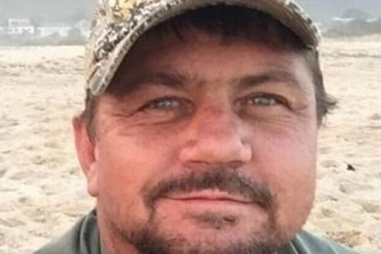 A hunter killed a hunter who killed hundreds of predators | शिकाऱ्याची झाली शिकार, शेकडो हिंस्र प्राण्यांची शिकार करणाऱ्या शिकाऱ्याचा मगरीने घेतला जीव 
