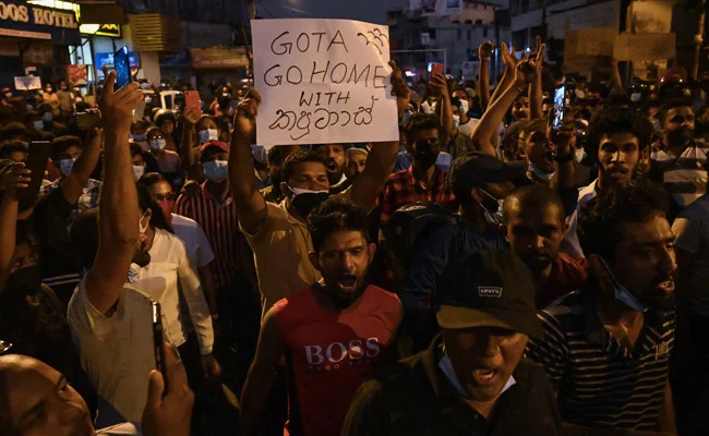 Sri Lanka crisis: State of emergency lifted in Sri Lanka, Rajapaksa refuses to resign | Sri Lanka crisis: श्रीलंकेतील आणीबाणी उठविली, राजपक्षे यांचा राजीनामा देण्यास नकार