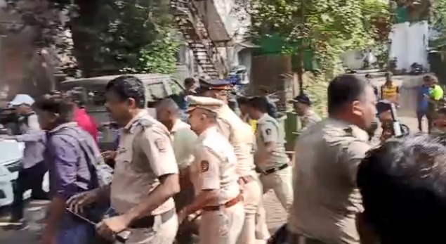 ST Strike: We are not from Pakistan, women are being pushed by the police | ST Worker Strike : "आम्ही पाकिस्तानातून आलो नाही, महिलांना पोलीस धक्काबुक्की करतायेत", आंदोलक महिलेचा आरोप ST Strike: We are not from Pakistan, women are being pushed by the police | ST Worker Strike : "आम्ही पाकिस्तानातून आलो नाही, महिलांना पोलीस धक्काबुक्की करतायेत", आंदोलक महिलेचा आरोप