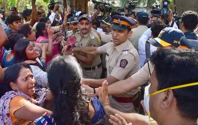 Pawar's house was attacked by four Reiki, guerrilla warfare attack, alert was given four days ago | पवारांच्या घराची चौघांनी केली होती रेकी, हल्ल्याचा गनिमी कावा, चार दिवसांपूर्वीच दिला होता अलर्ट