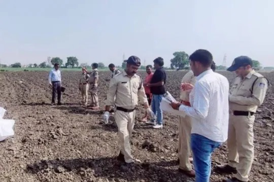 The body of a young man was found in a burning suitcase | पेटत्या सुटकेसमध्ये सापडला तरुणाचा मृतदेह, आरोपींनी हत्या करून केला धक्कादायक प्रकार The body of a young man was found in a burning suitcase | पेटत्या सुटकेसमध्ये सापडला तरुणाचा मृतदेह, आरोपींनी हत्या करून केला धक्कादायक प्रकार