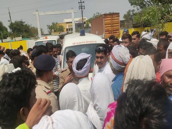 road romeo kills minor girl's father; the angry relatives were taken death body to the police station of Kaij | रोडरोमिओने घेतला मुलीच्या पित्याचा बळी; संतप्त नातेवाईकांचा मृतदेहासह पोलीसठाण्यात ठिय्या road romeo kills minor girl's father; the angry relatives were taken death body to the police station of Kaij | रोडरोमिओने घेतला मुलीच्या पित्याचा बळी; संतप्त नातेवाईकांचा मृतदेहासह पोलीसठाण्यात ठिय्या