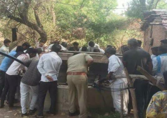 Crime News sirohi grandmother committed suicide with innocent grandson and granddaughter | खळबळजनक! दोन नातवंडांना घेऊन आजीने मारली विहिरीत उडी; कारण ऐकून बसेल मोठा धक्का Crime News sirohi grandmother committed suicide with innocent grandson and granddaughter | खळबळजनक! दोन नातवंडांना घेऊन आजीने मारली विहिरीत उडी; कारण ऐकून बसेल मोठा धक्का