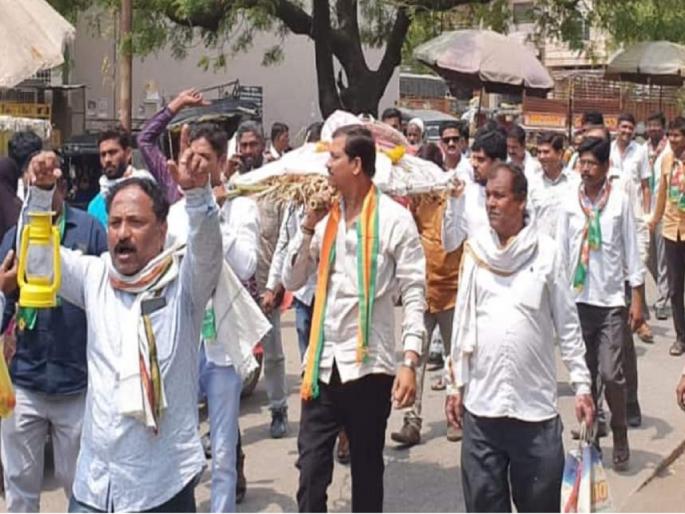 load shedding in summer; Symbolic funeral of the fan drawn by the afflicted in Parali | भर उन्हाळ्यात अनियंत्रित लोडशेडिंग; भाजपने काढली पंख्याची प्रतिकात्मक अंत्ययात्रा load shedding in summer; Symbolic funeral of the fan drawn by the afflicted in Parali | भर उन्हाळ्यात अनियंत्रित लोडशेडिंग; भाजपने काढली पंख्याची प्रतिकात्मक अंत्ययात्रा