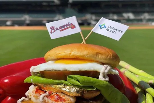 us baseball stadium selling burger for rs 25 lakh people shocked | अजबच! ना युद्ध, ना लॉकडाऊन तरीही 25 लाखांना विकला जातोय एक बर्गर; काय आहे 'हे' प्रकरण 