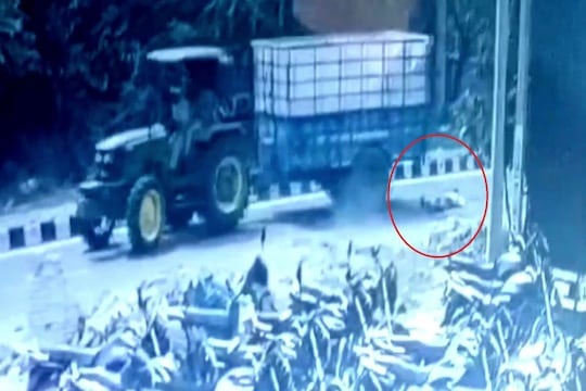 kaithal an elderly man going to take medicine for his wife fell from the tractor died | हृदयद्रावक! पत्नीची औषधं आणायला गेलेल्या वृद्धाचा दुर्दैवी अंत; ट्रॅक्टरवरून खाली पडले अन्...