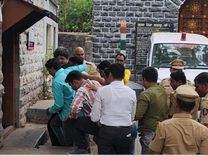 Satara court remanded Gunratna Sadavarte for 4 days police custody | गुणरत्न सदावर्ते यांना दिलासा नाही, सातारा कोर्टाने सुनावली ४ दिवसांची पोलीस कोठडी Satara court remanded Gunratna Sadavarte for 4 days police custody | गुणरत्न सदावर्ते यांना दिलासा नाही, सातारा कोर्टाने सुनावली ४ दिवसांची पोलीस कोठडी