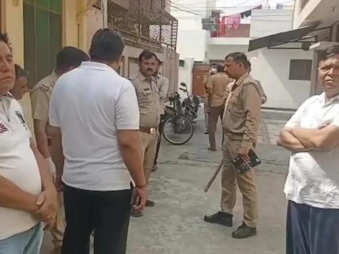 He was stabbed in the head with a hammer, his throat and mouth were cut with a knife, his teeth were also broken ... Husband killed his wife and reached the police station | डोक्यावर हातोड्याने घाव, चाकूने गळा आणि तोंड कापले, दातही तोडले... पत्नीची हत्या करून पतीनेच पोलीस स्टेशन गाठले He was stabbed in the head with a hammer, his throat and mouth were cut with a knife, his teeth were also broken ... Husband killed his wife and reached the police station | डोक्यावर हातोड्याने घाव, चाकूने गळा आणि तोंड कापले, दातही तोडले... पत्नीची हत्या करून पतीनेच पोलीस स्टेशन गाठले