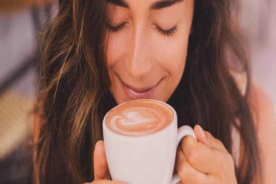 woman found 1 inch screw in mcdonalds toffee latte left horrified | बाप रे बाप! प्रसिद्ध फूड कोर्टमधून महिलेनं खरेदी केलं ड्रिंक; पहिला घोट घेताच सापडलं असं काही...