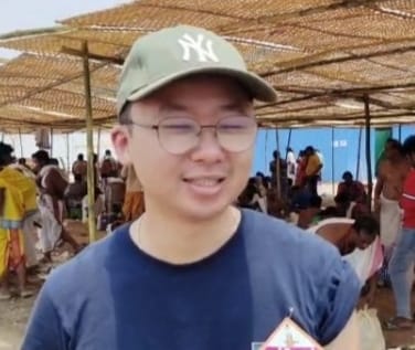 Foreign youth also attended the Pushkar fair | पुष्कर मेळ्यात विदेशी युवकाचीही हजेरी   Foreign youth also attended the Pushkar fair | पुष्कर मेळ्यात विदेशी युवकाचीही हजेरी