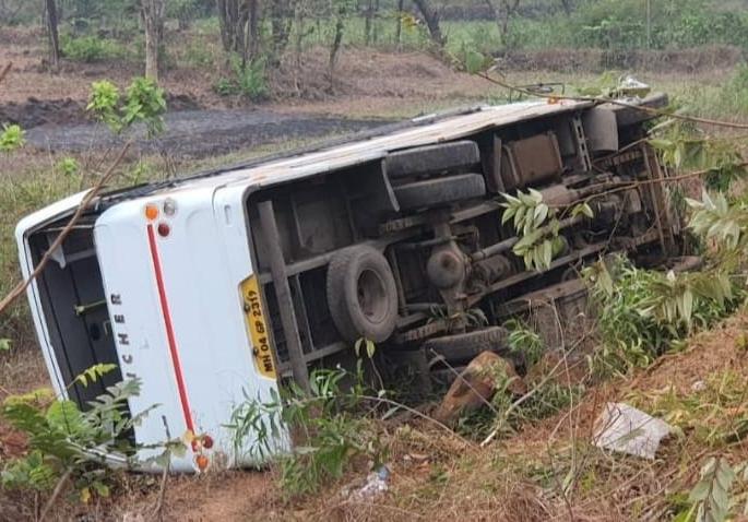 22 passengers injured in Mumbai-Goa highway accident | मुंबई-गोवा महामार्गावर मोठा अपघात, चालकाला डुलकी लागल्याने आराम बस कलंडली, २२ प्रवासी जखमी 22 passengers injured in Mumbai-Goa highway accident | मुंबई-गोवा महामार्गावर मोठा अपघात, चालकाला डुलकी लागल्याने आराम बस कलंडली, २२ प्रवासी जखमी