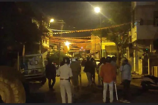 12 policemen injured in stone pelting due to post on social media; 40 arrested | सोशल मीडियावरील पोस्टमुळे दगडफेक, १२ पोलीस जखमी; ४० जणांना अटक 12 policemen injured in stone pelting due to post on social media; 40 arrested | सोशल मीडियावरील पोस्टमुळे दगडफेक, १२ पोलीस जखमी; ४० जणांना अटक