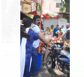 Video: Shiv Sena's internal dispute erupts, female Shiv Sainiks beaten shahar pramukh | Video : शिवसेनेतील अंतर्गत वाद चव्हाट्यावर, शिवीगाळ केल्याने महिला शिवसैनिकाने शहर प्रमुखास चोपले Video: Shiv Sena's internal dispute erupts, female Shiv Sainiks beaten shahar pramukh | Video : शिवसेनेतील अंतर्गत वाद चव्हाट्यावर, शिवीगाळ केल्याने महिला शिवसैनिकाने शहर प्रमुखास चोपले