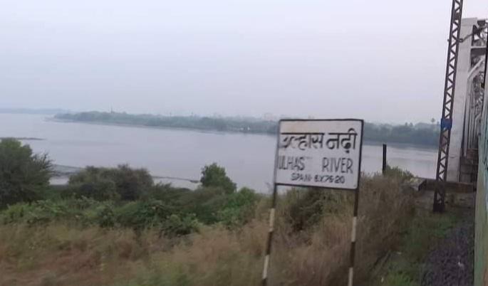 Fishing in the Ulhas River using gelatin cartridges | Ulhas River: उल्हास नदी मध्ये जिलेटीन काडतूसचा वापर करून स्फ़ोट घडवून होतेय मासेमारी Fishing in the Ulhas River using gelatin cartridges | Ulhas River: उल्हास नदी मध्ये जिलेटीन काडतूसचा वापर करून स्फ़ोट घडवून होतेय मासेमारी