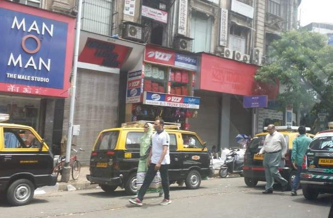 Part of the building collapsed in Kalbadevi, fortunately no one was injured | काळबादेवीत इमारतीचा भाग कोसळला, सुदैवाने कोणीही जखमी नाही