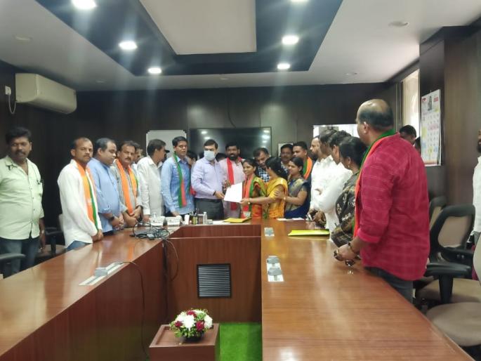 Lamp water problem; BJP's Handa Morcha on Municipal Corporation for water | Thane News: दिव्यातील पाणी समस्या; पाण्यासाठी भाजपचा महापालिकेवर हंडा मोर्चा Lamp water problem; BJP's Handa Morcha on Municipal Corporation for water | Thane News: दिव्यातील पाणी समस्या; पाण्यासाठी भाजपचा महापालिकेवर हंडा मोर्चा