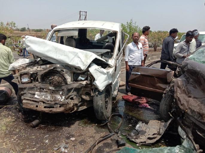 The RTO's jeep hit the car in an attempt to save the cow; two died on the spot, 9 injured | गायीला वाचविण्याच्या प्रयत्नात 'आरटीओ'ची जीप कारवर धडकली; दोघांचा जागीच मृत्यू,९ जखमी