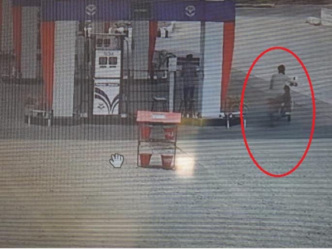 'pointing gun asking for address'; Employees at the petrol pump were robbed threatening to kill | 'पत्ता विचारत पिस्तुल काढले'; जीवे मारण्याची धमकी देत पेट्रोलपंपावरील कर्मचाऱ्यांना लुटले 'pointing gun asking for address'; Employees at the petrol pump were robbed threatening to kill | 'पत्ता विचारत पिस्तुल काढले'; जीवे मारण्याची धमकी देत पेट्रोलपंपावरील कर्मचाऱ्यांना लुटले