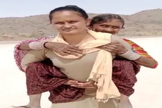 woman constable of gujarat police saved life of elderly person example of humanity is being discussed | कडक सॅल्यूट! रणरणत्या उन्हात वृद्ध महिलेला घेतलं पाठीवर; जीव वाचवण्यासाठी पोलिसाची धडपड