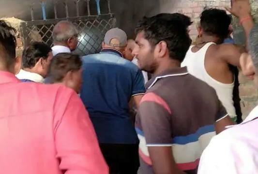 Crime News prayagraj 5 family member murder one child life saved allahabad | खळबळजनक! एकाच कुटुंबातील 5 जणांची निर्घृण हत्या; पुरावा नष्ट करण्यासाठी घराला लावली आग