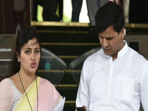 124A against Ravi Rana & Navneet Rana, charge of treason, challenging the government, making statements against | राणा दाम्पत्याविरोधात १२४ अ, राजद्रोहाचा गुन्हा, सरकारला आव्हान देणे, विरोधी वक्तव्य केल्याचा आरोप 124A against Ravi Rana & Navneet Rana, charge of treason, challenging the government, making statements against | राणा दाम्पत्याविरोधात १२४ अ, राजद्रोहाचा गुन्हा, सरकारला आव्हान देणे, विरोधी वक्तव्य केल्याचा आरोप